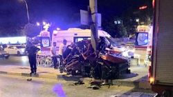 Aydınlatma direğine çarpan otomobildeki 3 arkadaş öldü