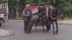 Ayağı sakat atla hurda toplayan vicdansız