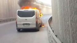 Alt geçitteki ticari minibüs alev aldı