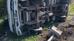 Zonguldak'ta bir kamyon elektrik direğine çarptı
