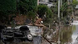 Japonya'da evsizler fırtınadan kaçarken barınağa alınmadı