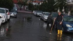 Sağanak yağış Kula'da hayatı olumsuz etkiledi