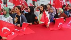 Yurttaki kız öğrencilerden harekata selamlı destek