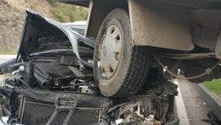 Samsun'da araç kamyonun altına girdi: 2 yaralı