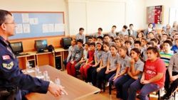 Jandarmadan öğrencilere trafik eğitimi ve meslek semineri