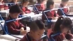 Çin'de öğrencilerin dik oturması için kurulan düzenek