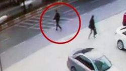 Karşıdan karşıya geçen yaşlı adama çarpan sürücü