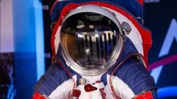 NASA yeni nesil astronot giysilerini tanıttı