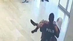 Mardin'de yaşlı kadını kucağında taşıyan polis