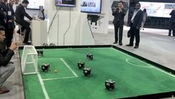 Dünya şampiyonu robot futbolcular büyük ilgi gördü