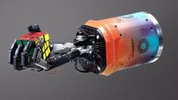 Tek başına zeka küpü çözebilen robotik el