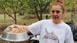 Samsun'da hayvanların kraliçesi 150 hayvana bakıyor
