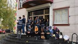 Yağmura rağmen HDP önünde evlat nöbetini sürdürdüler