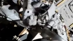 NASA tarihinde bir ilk: Kadınlar uzayda yürüdü