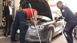 Aracın motorunda sıkışan kediyi itfaiye kurtardı