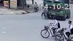 Kamyonun altında kalmaktan son anda kurtuldu