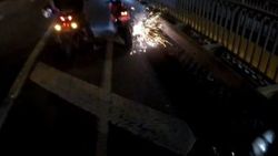 Motosikletli magandanın attığı torpil otobüse denk geldi