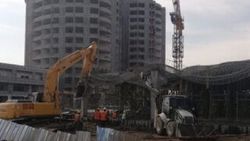 Mersin'de hastane inşaatında çökme oldu