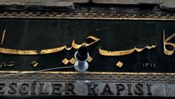 Kapalıçarşı'daki tarihi kitabeyi delip kamera yerleştirdiler
