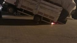 Antalya’da yükü ağır gelen kamyonet havaya kalktı