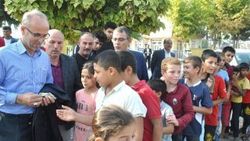 Şehit babaları sınırdaki çocuklara harçlık dağıttı
