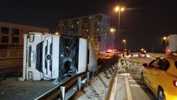 Esenler'de hafriyat kamyonu yola devrildi