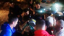 Kaza yapan araçta sıkışan eşinin elini bırakmadı
