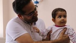 Acı çeken bebeğin böbreğinden 40 taş çıktı