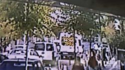 Servis yola fırlayan 3 yaşındaki çocuğu ezdi