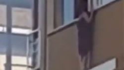 Evin hanımının korkusundan camda mahsur kalan kadın
