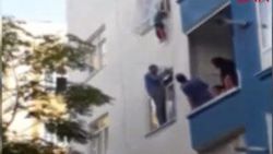 Diyarbakır'da küçük çocuk pencere korkuluğuna sıkıştı