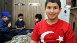 13 yaşındaki Umut, arkadaşlarına destek oluyor