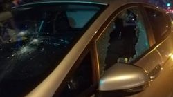 Kaza sonrası kadın sürücü, otomobile levyeyle saldırdı