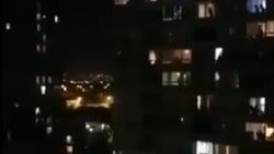 Şili'deki sokağa çıkma yasağını şarkı söyleyerek protesto etti
