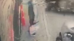 İzmir'de 11 yaşındaki çocuk Türk bayrağını yerden aldı