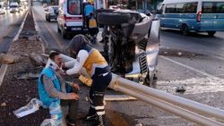 Başkentte refüje çarpan pikap devrildi