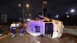 Basın Ekspres yolunda sebze yüklü kamyonet devrildi