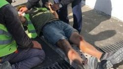 İnşaattan düşen işçi baret sayesinde kurtuldu