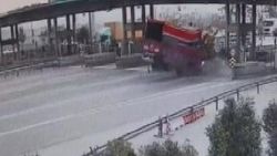 Esenyurt'ta meyve kamyonu gişe bariyerlerine çarptı