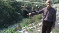 Kocaeli'deki kanaldan akan koyu renkli su halkı korkuttu