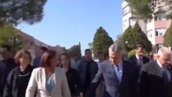 Ön sıraya geçmek için Özlem Çerçioğlu'na omuz atan siyasi