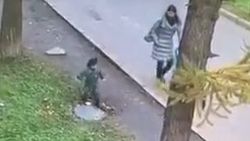 Tataristan'da rögara düşen çocuğu annesi kurtardı