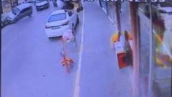 Park halindeki araçlara çarpıp takla attı: 2 yaralı