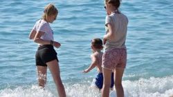 Muğla'da ekim güneşinin tadını turistler çıkardı