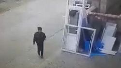 Bursa'da at arabasıyla iş yeri önündeki metali çaldılar