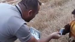 Türk polisinden Suriyeli çocuğa hediye