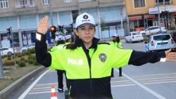 Hakkari'de kadın trafik polisleri görev yapıyor