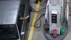 Hırsızlık çetesini dövme yakalattı