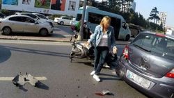 Otomobiline arkadan çarpan sürücü umurunda olmadı