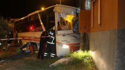 Adana'da kaza: Halk otobüsü evin balkonuna girdi